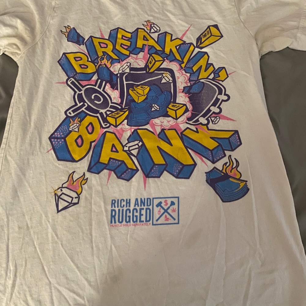 White ‘Breaking Bank’ graphic tee💛💜💕💙
